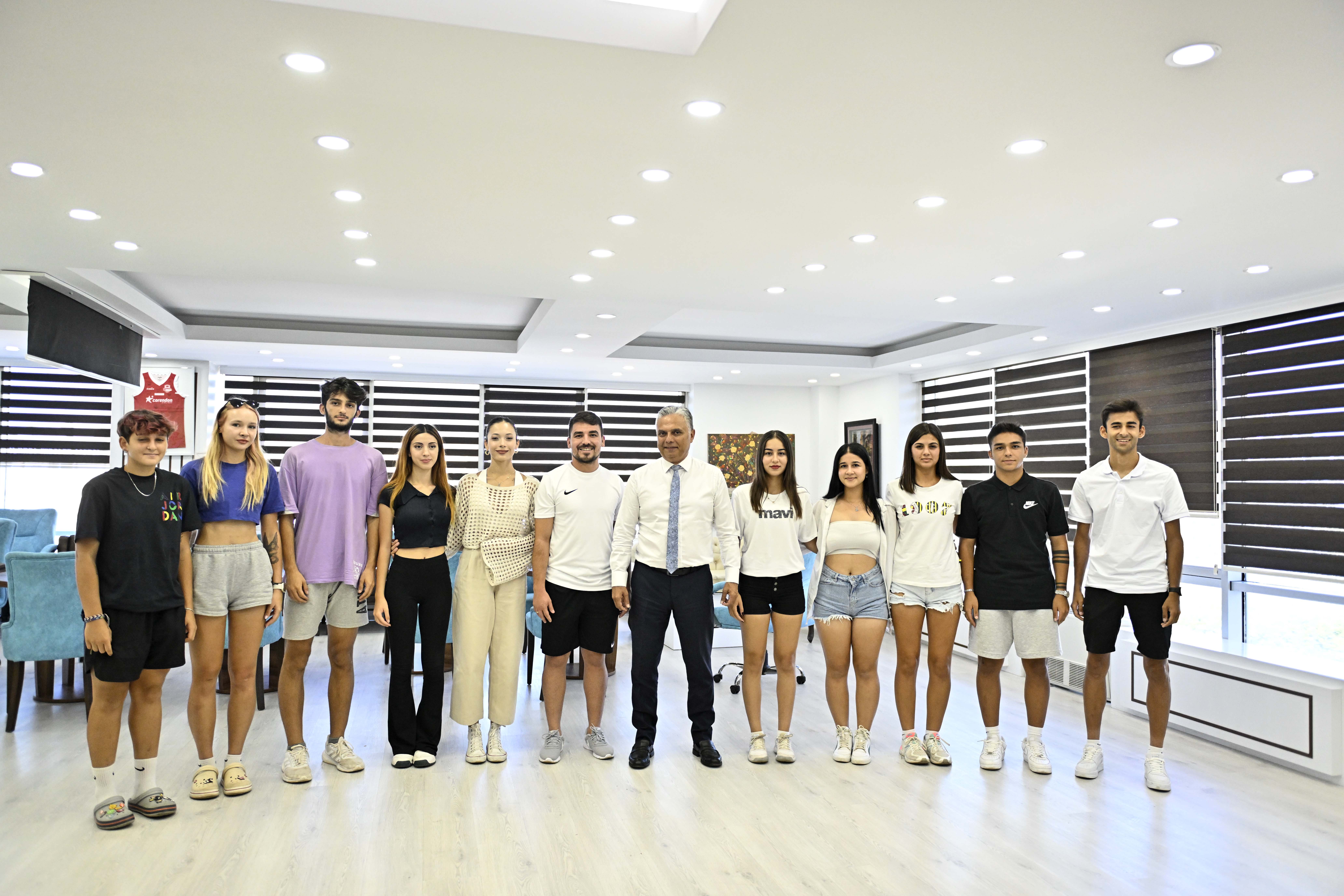 Üniversiteyi Kazanan Gençler, Başkan Uysal'ı Ziyaret Etti