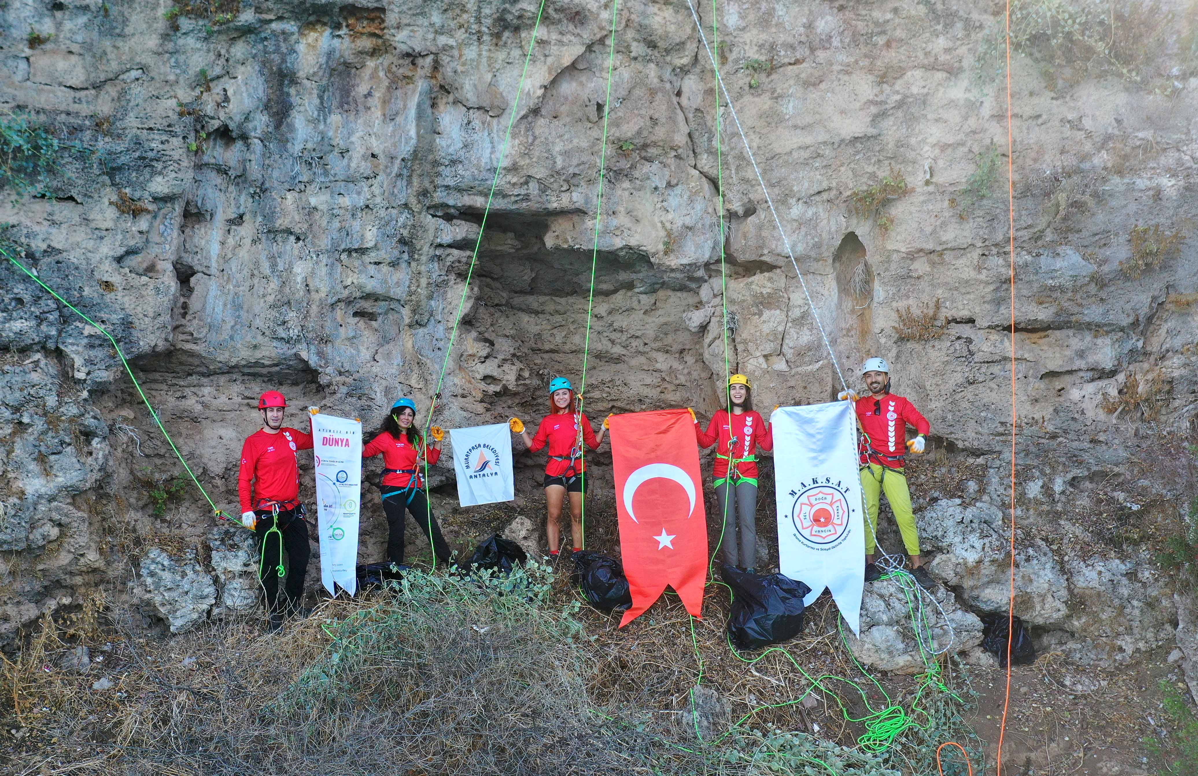 Antalya'da Dağcılar Falezlerde Temizlik Yaptı