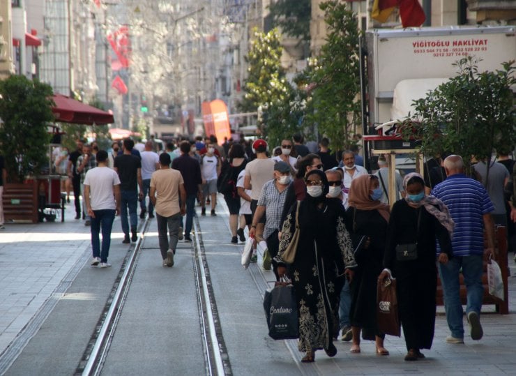 Taksim'de uyarılara rağmen maske takılmıyor