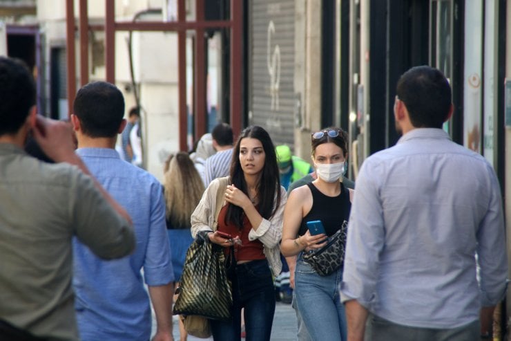 Taksim'de uyarılara rağmen maske takılmıyor