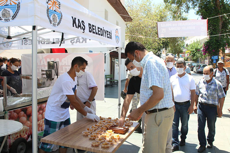 demokrasi-sehitleri-icin-lokma-dagitildi-1577-dhaphoto1.jpg