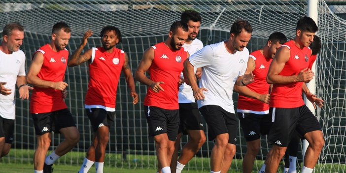 antalyaspor-yedi-futbolcuyla-yollarini-ayirdi.jpg