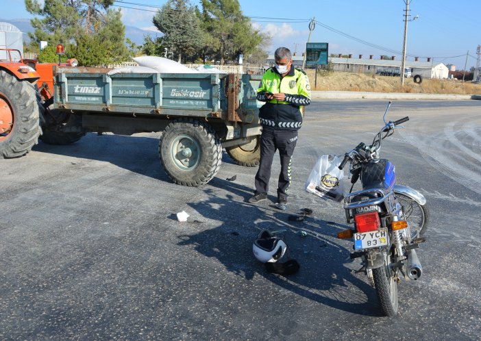 motosikletiyle-romorka-carpan-surucu-oldu-antalya-trafik-kazasi.jpg