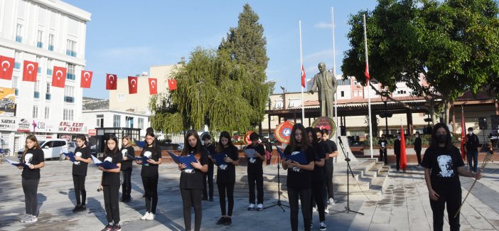 antalyada-10-kasim-ataturku-anma-gunu-nedeniyle-cumhuriyet-meydani-ve-ilcelerde-toren-duzenlendi-covid-19-salgini-nedeniyle-toren-alanina-girislerde-ates-olcumu-maske-kontrolu-yapildi-002.jpg