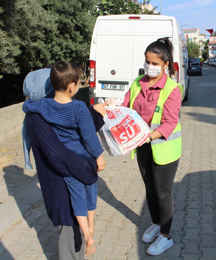 antalya-buyuksehir-belediyesinin-merkez-dahil-19-ilcede-2-5-yas-arasinda-ihtiyaci-olan-cocuklara-halk-sut-dagitimi-titizlikle-suruyor-ekipler-merkez-ve-19-ilcede-cocuklara-halk-sut-paketlerini-ulastirarak-yuzlerini-gulduruyor-001.jpg