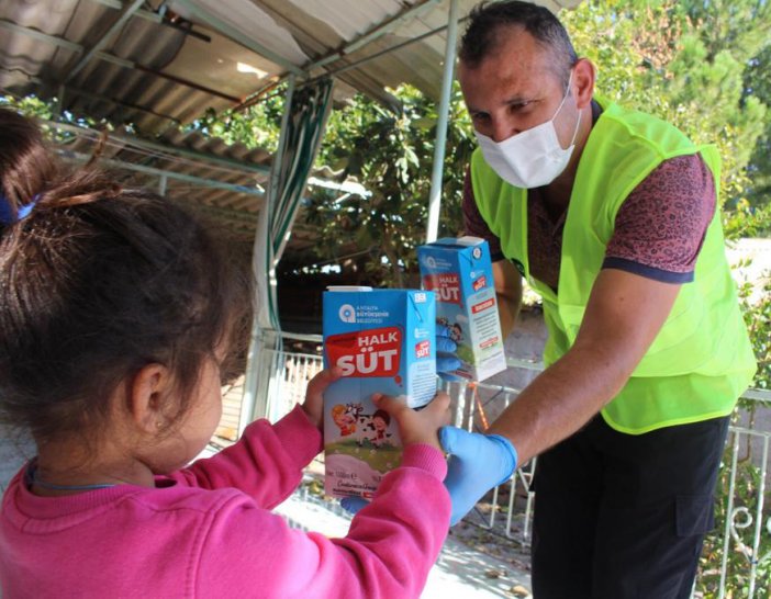 antalya-buyuksehir-belediyesinin-merkez-dahil-19-ilcede-2-5-yas-arasinda-ihtiyaci-olan-cocuklara-halk-sut-dagitimi-titizlikle-suruyor-ekipler-merkez-ve-19-ilcede-cocuklara-halk-sut-paketlerini-ulastirarak-yuzlerini-gulduruyor.jpg