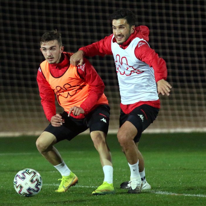 antalyasporun-pazartesi-gunu-galibiyet-hedefiyle-deplasmanda-oynayacagi-demir-grup-sivasspor-macinda-9-futbolcusu-sakatligi-nedeniyle-forma-giyemeyecek-fredynin-ise-mac-gunu-yapilacak-kontrol-sonrasi-oynayip-oynamayacagi-belirlenecek.jpg