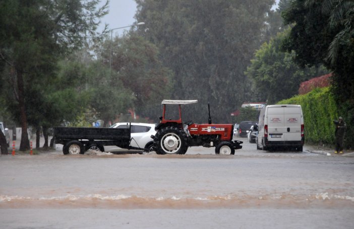 meteoroloji-4uncu-bolge-mudurlugunun-turuncu-alarm-kodu-verdigi-antalyada-saganak-etkisini-surduruyor-ozellikle-ilcelerde-siddetli-yagmur-yagarken-kent-merkezinde-de-yer-yer-yagis-kuvvetleniyor-001.jpg