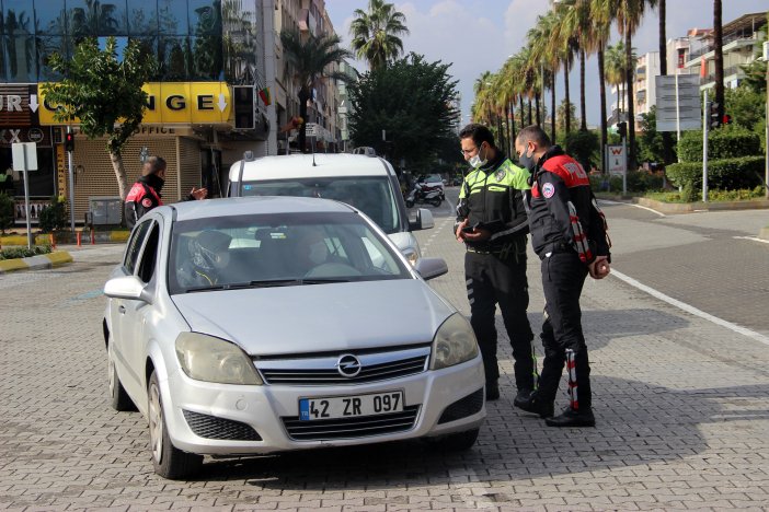 antalyanin-alanya-ve-dosemealti-ilcesinde-polis-ve-jandarma-ekipleri-hafta-sonu-uygulanan-sokaga-cikma-kisitlamasina-ve-maske-kuralina-uymayan-122-kisiye-para-cezasi-uyguladi.jpg