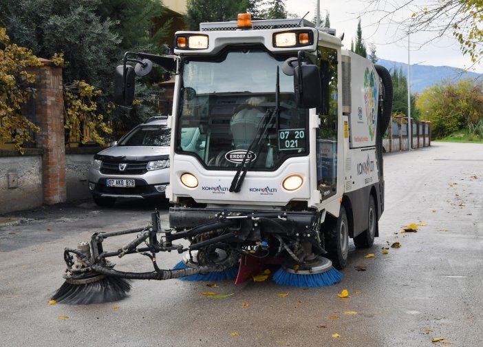 yeni-mini-supurge-aracini-filosuna-dahil-eden-konyaalti-belediyesi-cop-konteynerlerini-de-daha-modern-ve-kullanisli-konteynerlerle-yeniliyor.jpg