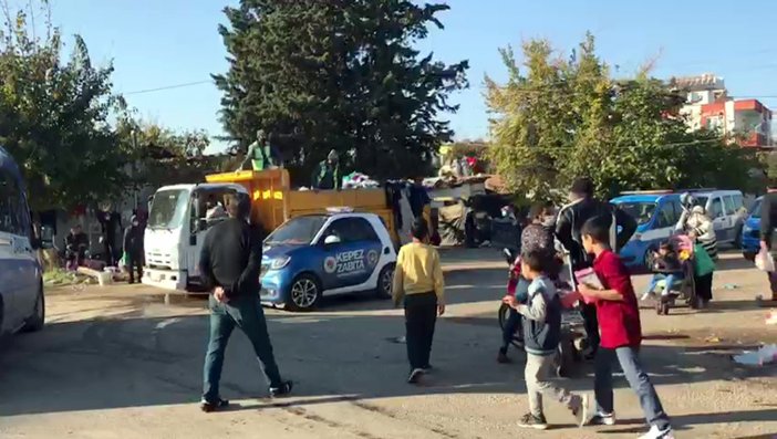 antalyada-polis-ve-zabita-ekipleri-izinsiz-kurulan-ve-bit-pazari-olarak-bilinen-pazara-operasyon-duzenledi-urunlere-zabita-ekipleri-tarafindan-el-konuldu-001.jpg