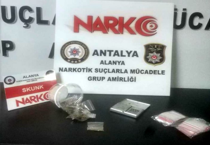 antalyanin-alanya-ilcesinde-polisin-duzenledigi-uyusturucu-operasyonunda-4-kisi-gozaltina-alinirken-toplam-50778-gram-skunk-maddesi-ele-gecirildi-001.jpg