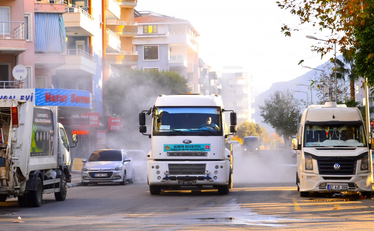 alanya-belediyesi-temizlik-isleri-mudurlugu-ekipleri-koronavirus-tedbirleri-kapsaminda-alinan-sokaga-cikma-kisitlamasinda-da-calismalarina-devam-etti-merkez-ve-kirsal-mahallelerdeki-temizlik-calismalari-araliksiz-surdu.jpg