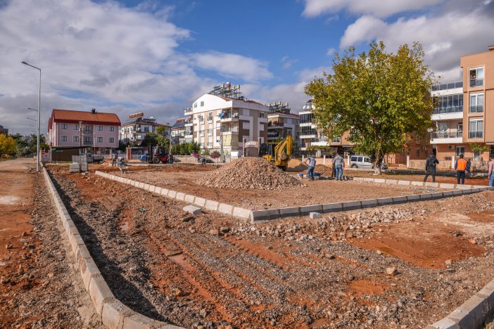 kepez-belediye-baskani-hakan-tutuncu-husnu-karakas-mahallesinde-yapimina-baslanan-parkta-incelemelerde-bulundu-tutuncu-mahallede-altyapisi-tamamlanan-sokaklarin-asfaltini-da-2021de-yapacaklarini-acikladi-001.jpg