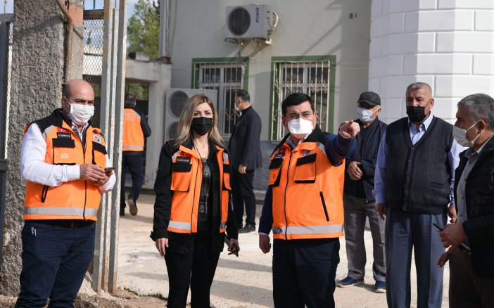 kepez-belediye-baskani-hakan-tutuncu-husnu-karakas-mahallesinde-yapimina-baslanan-parkta-incelemelerde-bulundu-tutuncu-mahallede-altyapisi-tamamlanan-sokaklarin-asfaltini-da-2021de-yapacaklarini-acikladi.jpg