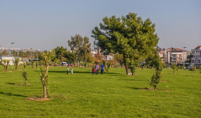 kepez-belediyesi-safak-mahallesinde-mulkiyet-ile-imara-iliskin-sorunlarini-cozdukten-sonra-molozlardan-temizledigi-37-bin-metrekarelik-alani-cim-ekerek-ve-230-adet-portakal-dikerek-yemyesil-bir-bahceye-donusturdu-001.jpg