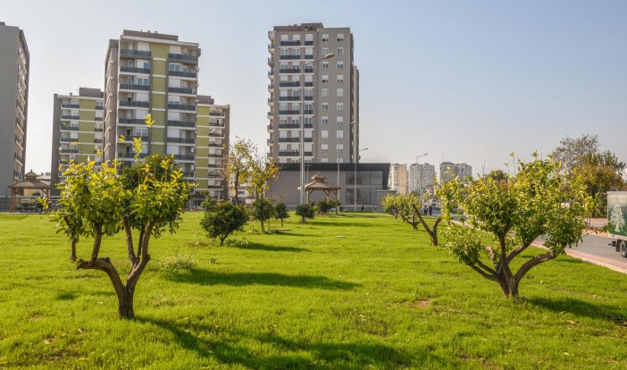 kepez-belediyesi-yeni-emek-mahallesinde-kentsel-yenileme-projesiyle-konutlarin-insa-edildigi-bolgeye-icerisinde-portakal-agaclarinin-yer-aldigi-4-bin-metrekarelik-park-insa-etti.jpg