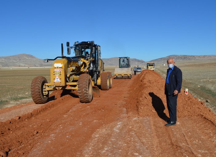 antalya-buyuksehir-belediyesi-kirsal-hizmetler-dairesi-baskanligi-ekipleri-korkuteline-bagli-begis-avdan-grup-yolunda-bakim-onarim-calismasi-yapiyor.jpg