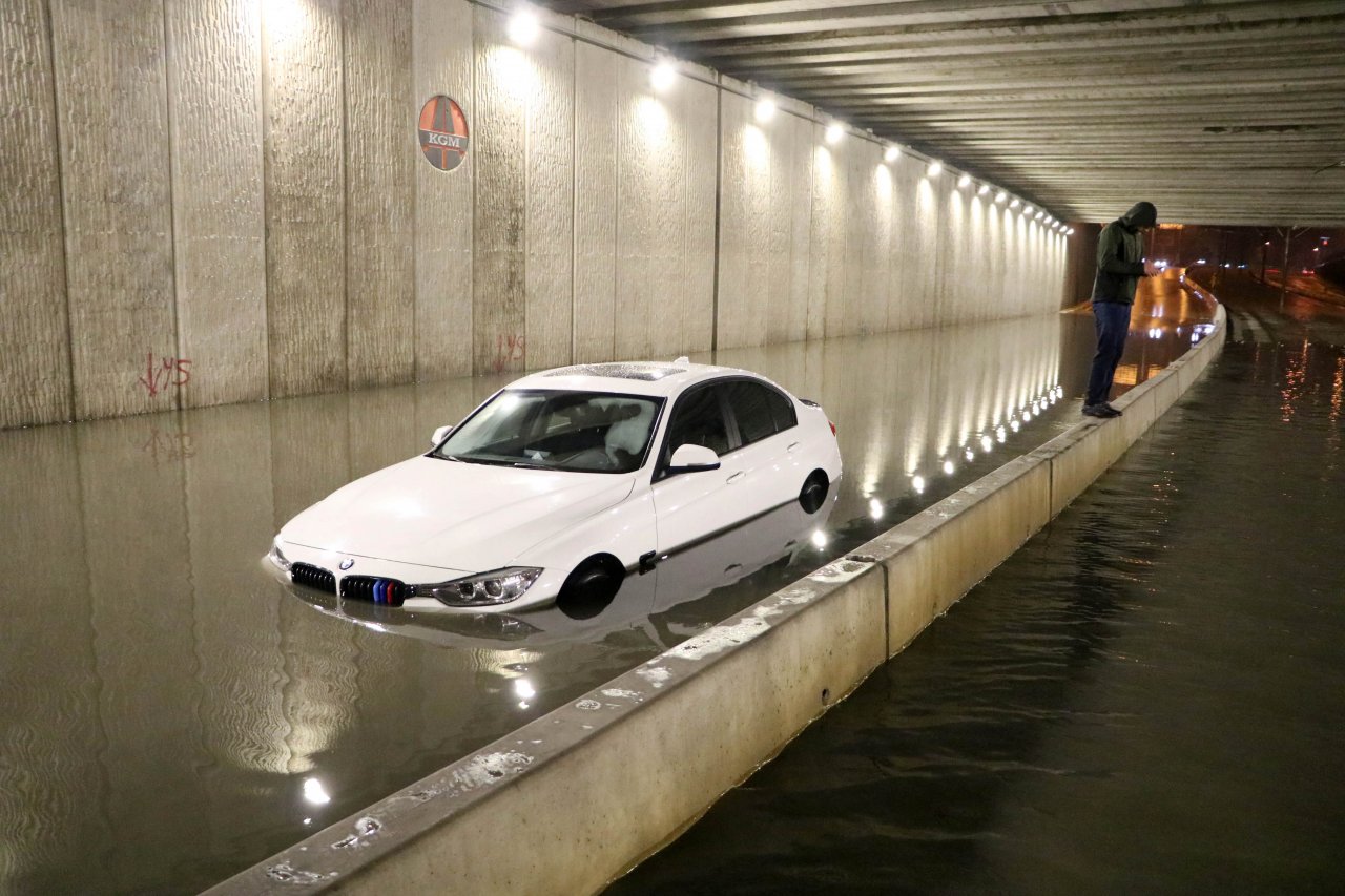 antalyada-yollar-su-ile-doldu-mahsur-kalanlar-oldu-meteoroloji-genel-mudurlugunun-sari-alarm-verdigi-iller-arasinda-yer-alan-antalyada-saganak-hayati-olumsuz-etkiledi.jpg