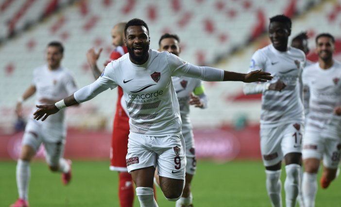 super-ligin-15inci-haftasinda-antalyaspor-atakas-hatayspora-6-0-yenildi-teknik-direktorersun-yanal-kariyerindeki-en-farkli-super-lig-yenilgisini-aldi-boupendza-isesuper-lig-tarihinde-bir-macin-ilk-devresinde-dort-gol-atan-dorduncu-oyuncu-oldu-001.jpg