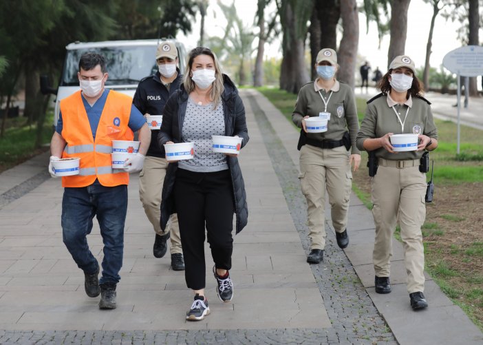 antalya-buyuksehir-belediyesi-tarimsal-hizmetler-dairesi-baskanligi-ve-antalya-asayis-sube-mudurlugu-cevre-doga-ve-hayvanlari-koruma-buro-amirligi-ekipleri-3-gunluk-sokaga-cikma-kisitlamasinda-sokak-hayvanlarini-besledi.jpg