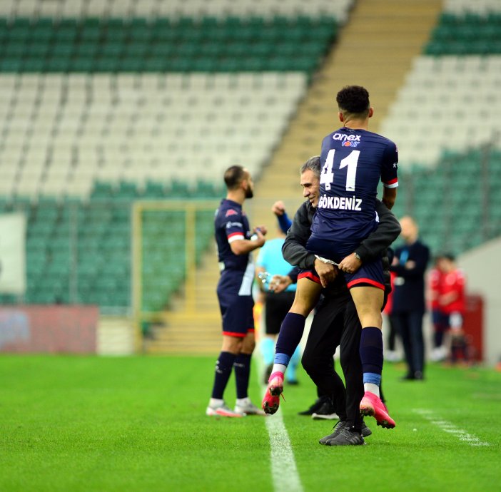 ziraat-turkiye-kupasinda-son-16-turu-karsilasmasinda-ftaantalyaspor-deplasmanda-bursasporu-3-0-yenerek-adini-ceyrek-finale-yazdirdi-001.jpg