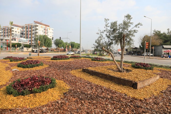 antalya-buyuksehir-belediyesi-park-ve-bahceler-dairesi-baskanligi-kent-estetigini-artiran-peyzaj-calismalarina-araliksiz-devam-ediyor-001.jpg