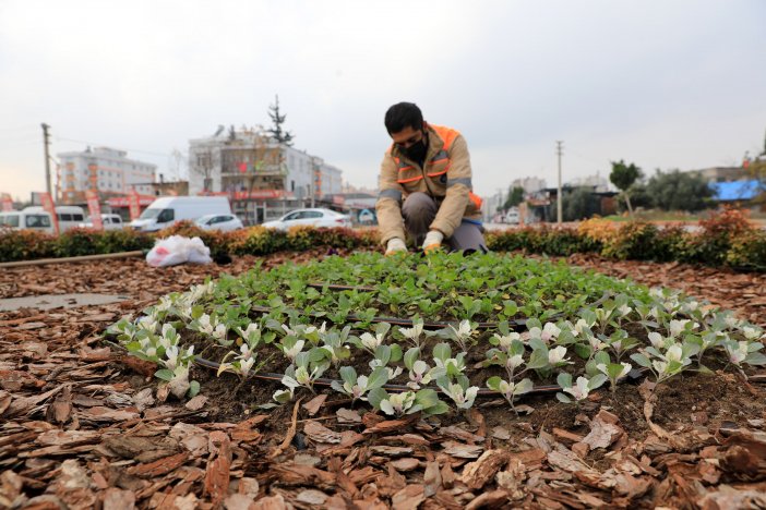 antalya-buyuksehir-belediyesi-park-ve-bahceler-dairesi-baskanligi-kent-estetigini-artiran-peyzaj-calismalarina-araliksiz-devam-ediyor.jpg