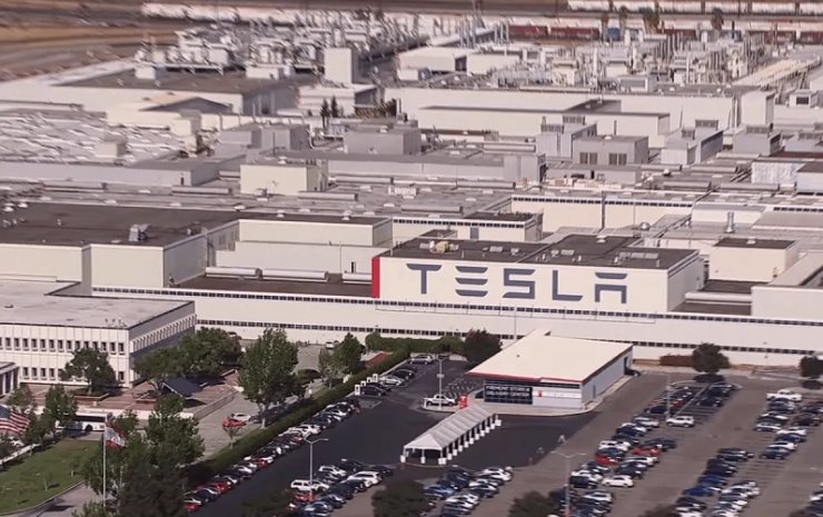 ABD'deki Tesla fabrikasında yüzlerce kişi Kovid-19'a yakalandı