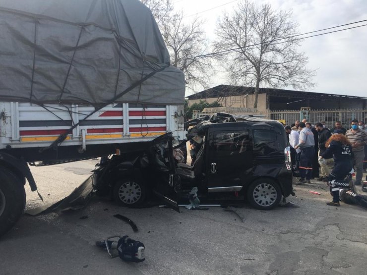 Adana’da TIR’a arkadan çarpan hafif ticari araç hurdaya döndü: 4’ü ağır 5 yaralı