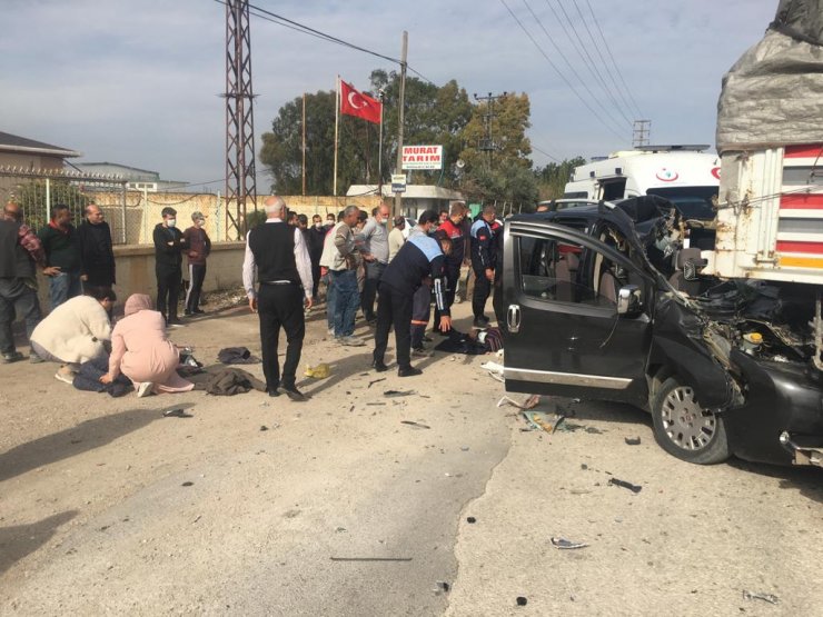 Adana’da TIR’a arkadan çarpan hafif ticari araç hurdaya döndü: 4’ü ağır 5 yaralı