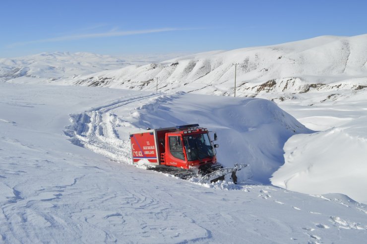 Ağrı'da 80 yaşındaki hasta, paletli ambulansla evinden alınıp, hastaneye götürüldü