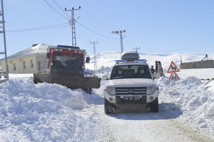 Ağrı'da 80 yaşındaki hasta, paletli ambulansla evinden alınıp, hastaneye götürüldü