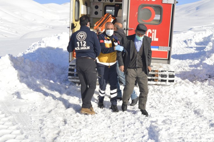 Ağrı'da 80 yaşındaki hasta, paletli ambulansla evinden alınıp, hastaneye götürüldü