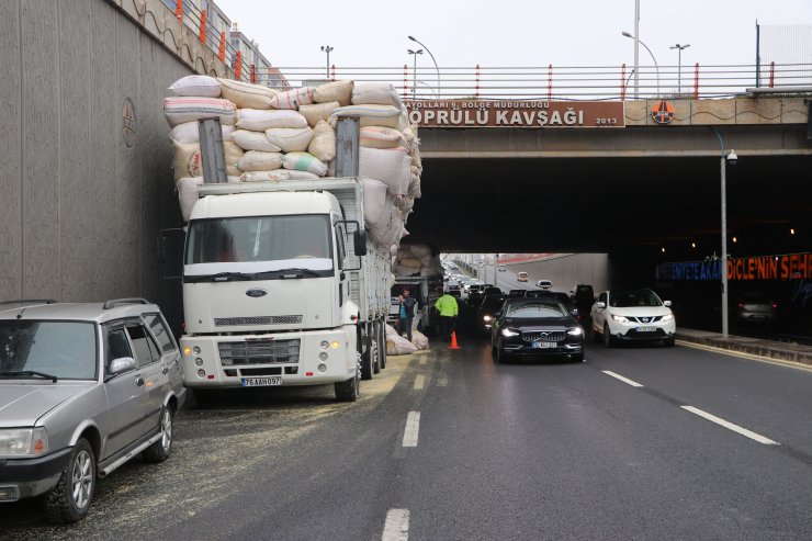 Alt geçidin tavanına takılan kamyondaki balyalar yola düştü