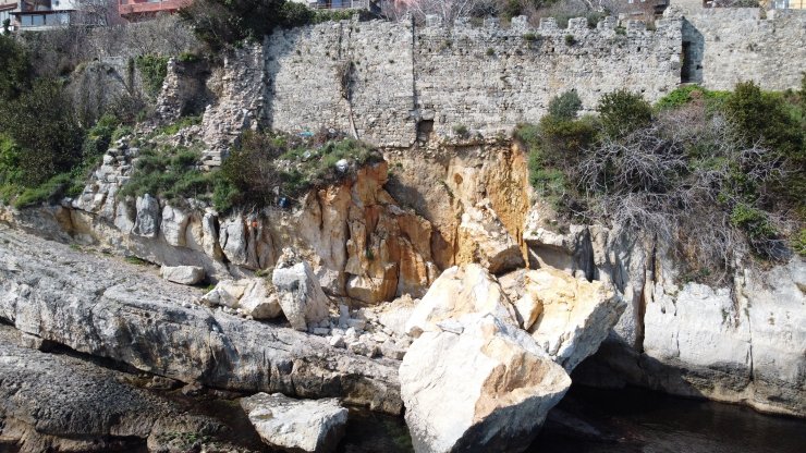 Amasra Kalesi'nde surları tutan kayalıklar güçlendirilecek