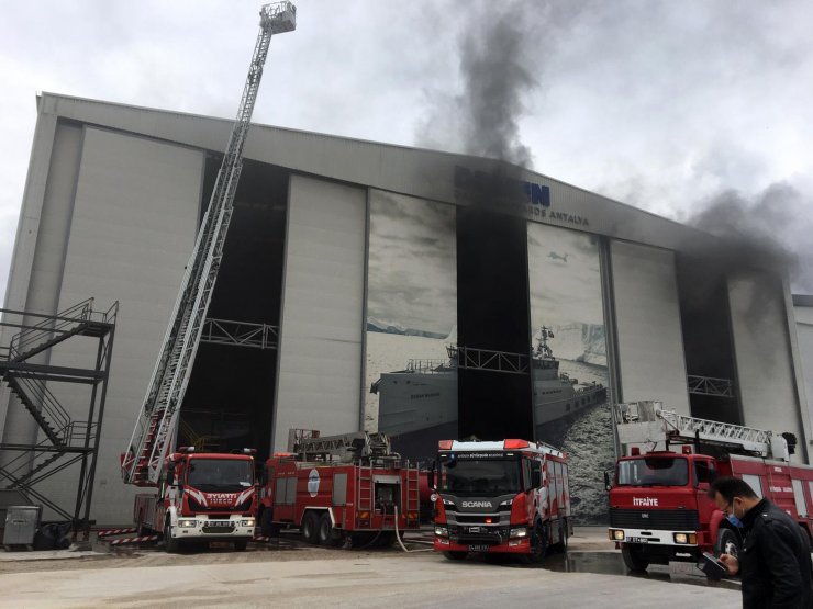 Antalya'da gemi yapım atölyesinde çıkan yangın, söndürüldü