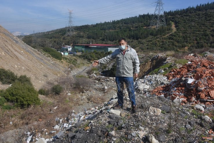 Asbestli atıkların kaçak olarak döküldüğü tarım alanı çöplüğe dönüştü