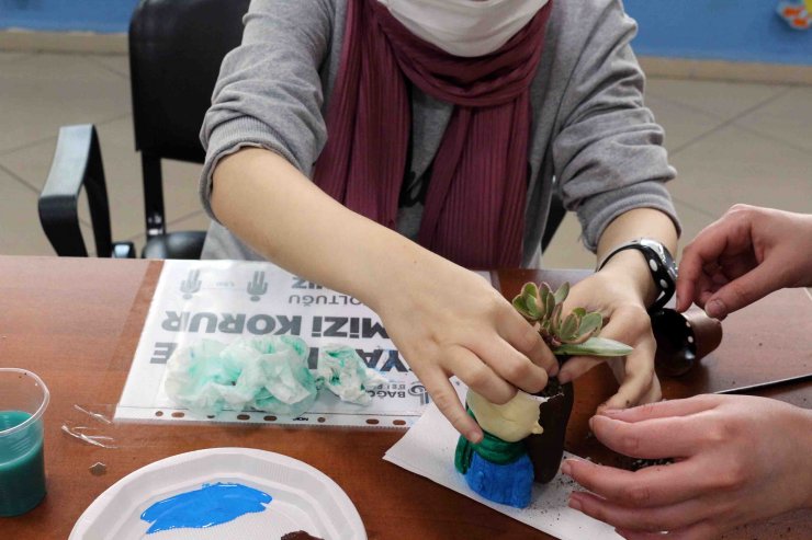 Bağcılarlı ve Suriyeli kadınlar Sukulent atölyesinde buluştu