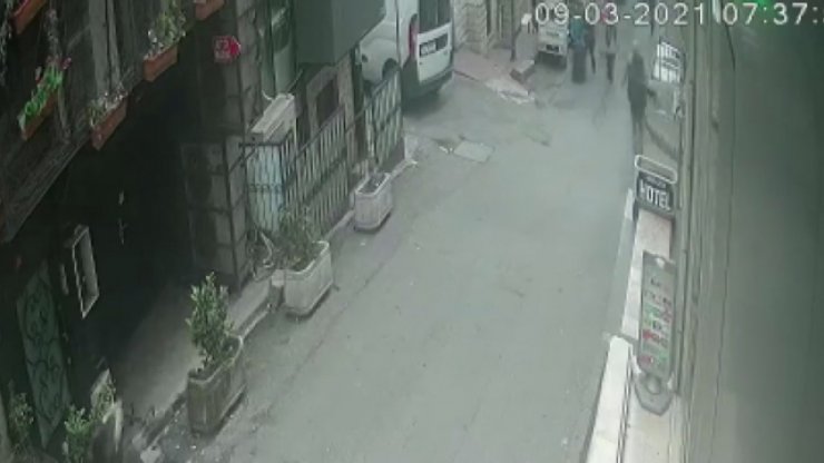 Beyoğlu'nda labarotuvar çalışanı kadının uğradığı kapkaç kamerada