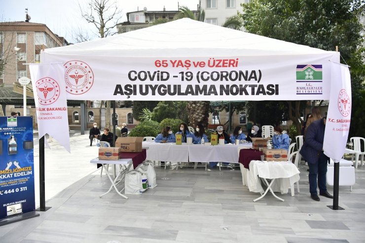 Cami avlusuna kurulan çadırda 65 yaş üstüne Kovid-19 aşısı