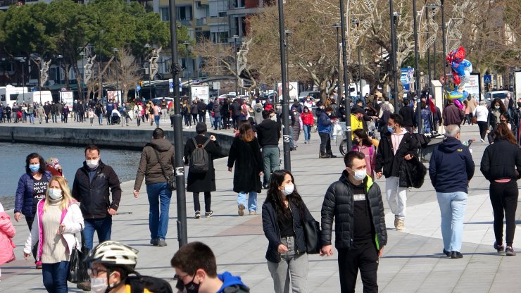 Çanakkale'de kısıtlamasız cumartesi gününde kordon ve sahillerde yoğunluk 