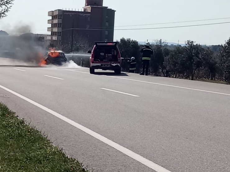 Çanakkale'de seyir halindeki otomobil yandı