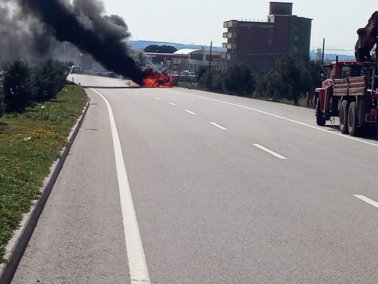 Çanakkale'de seyir halindeki otomobil yandı