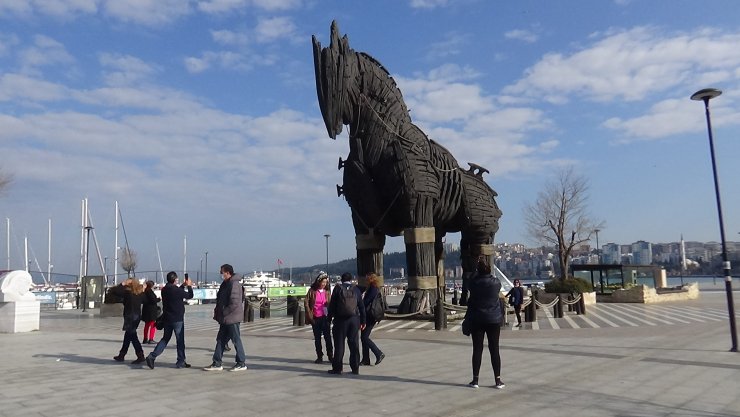 Çanakkale'nin boşalan Kordonboyu turistlere kaldı