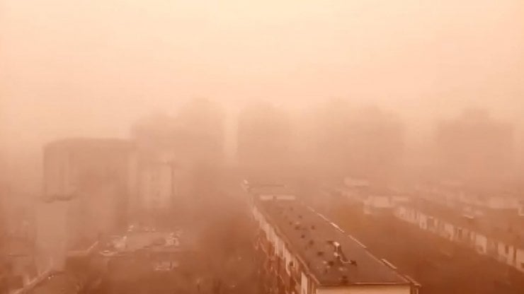 Çin’in başkenti Pekin’i kum fırtınası vurdu