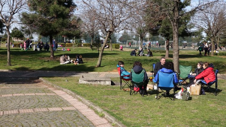 'Çok yüksek riskli iller' arasında olan Trabzon’da sahil ve parklar doldu