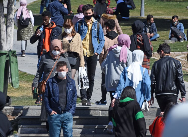 'Çok yüksek riskli' Konya'da, güneşli hava koronavirüs tedbirlerini unutturdu