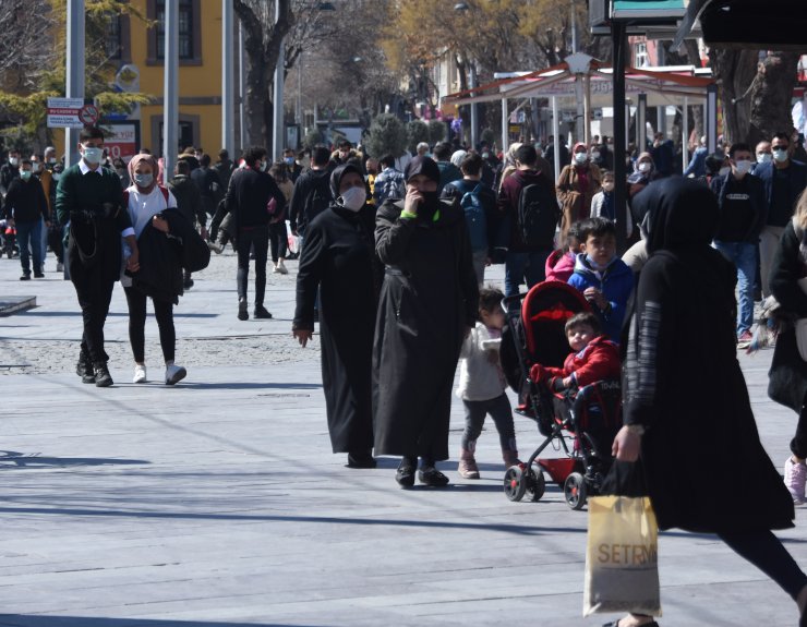 'Çok yüksek riskli' Konya'da, güneşli hava koronavirüs tedbirlerini unutturdu