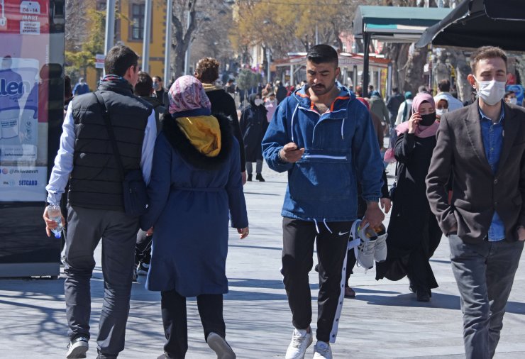 'Çok yüksek riskli' Konya'da, güneşli hava koronavirüs tedbirlerini unutturdu